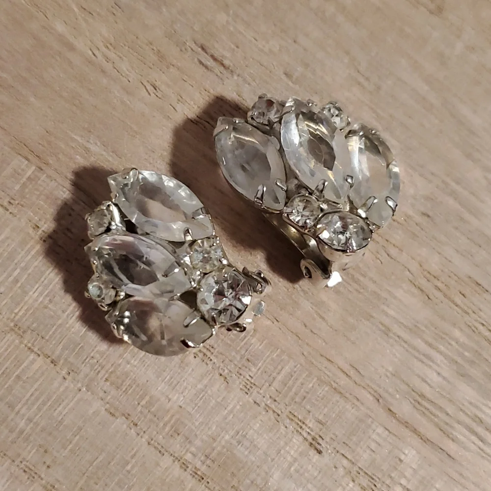 Vintage Silvertone clear rhinestones prong set clip ons unsigned - Picture 2 of 6